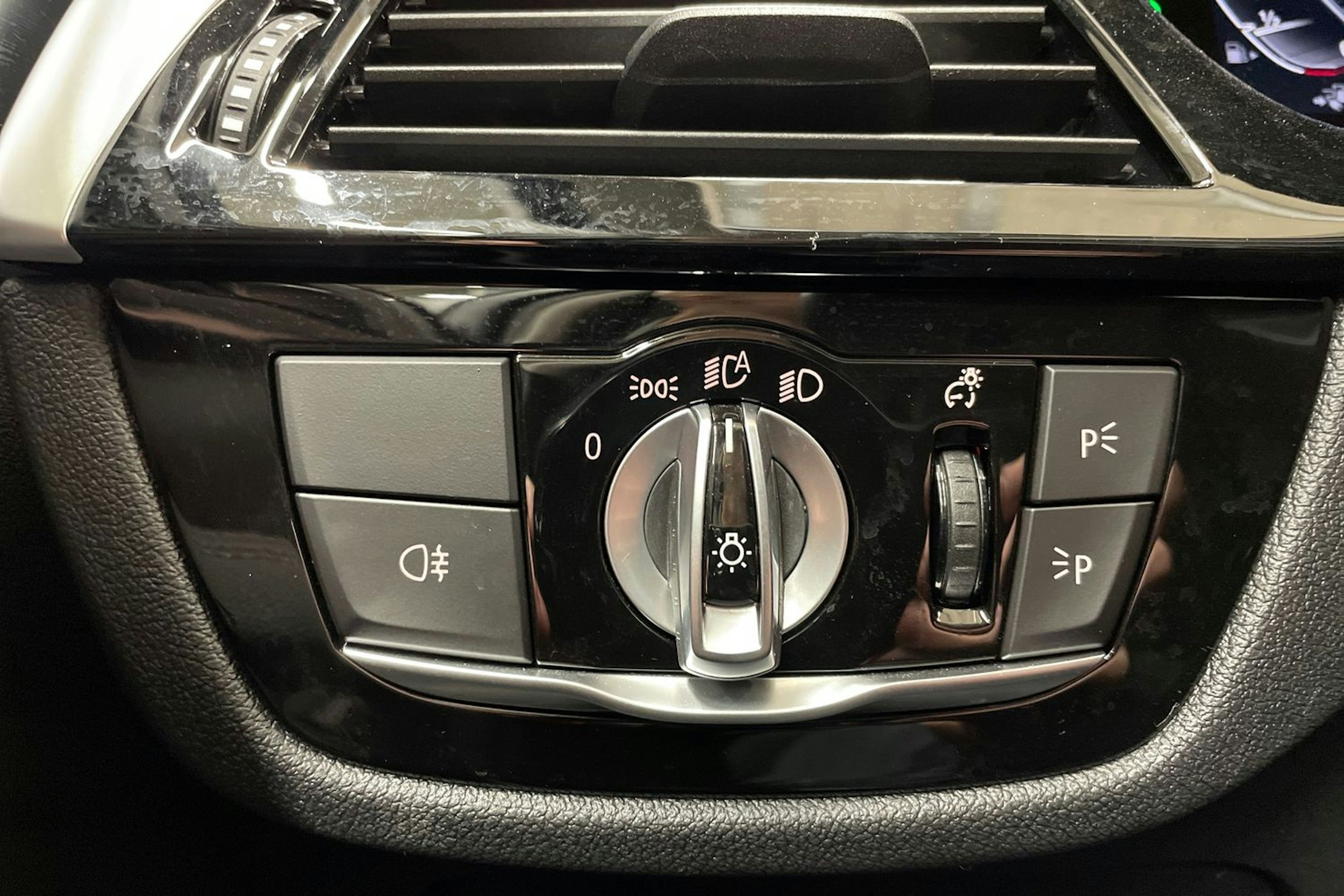 valkoinen BMW 530 2021 kuva 17.