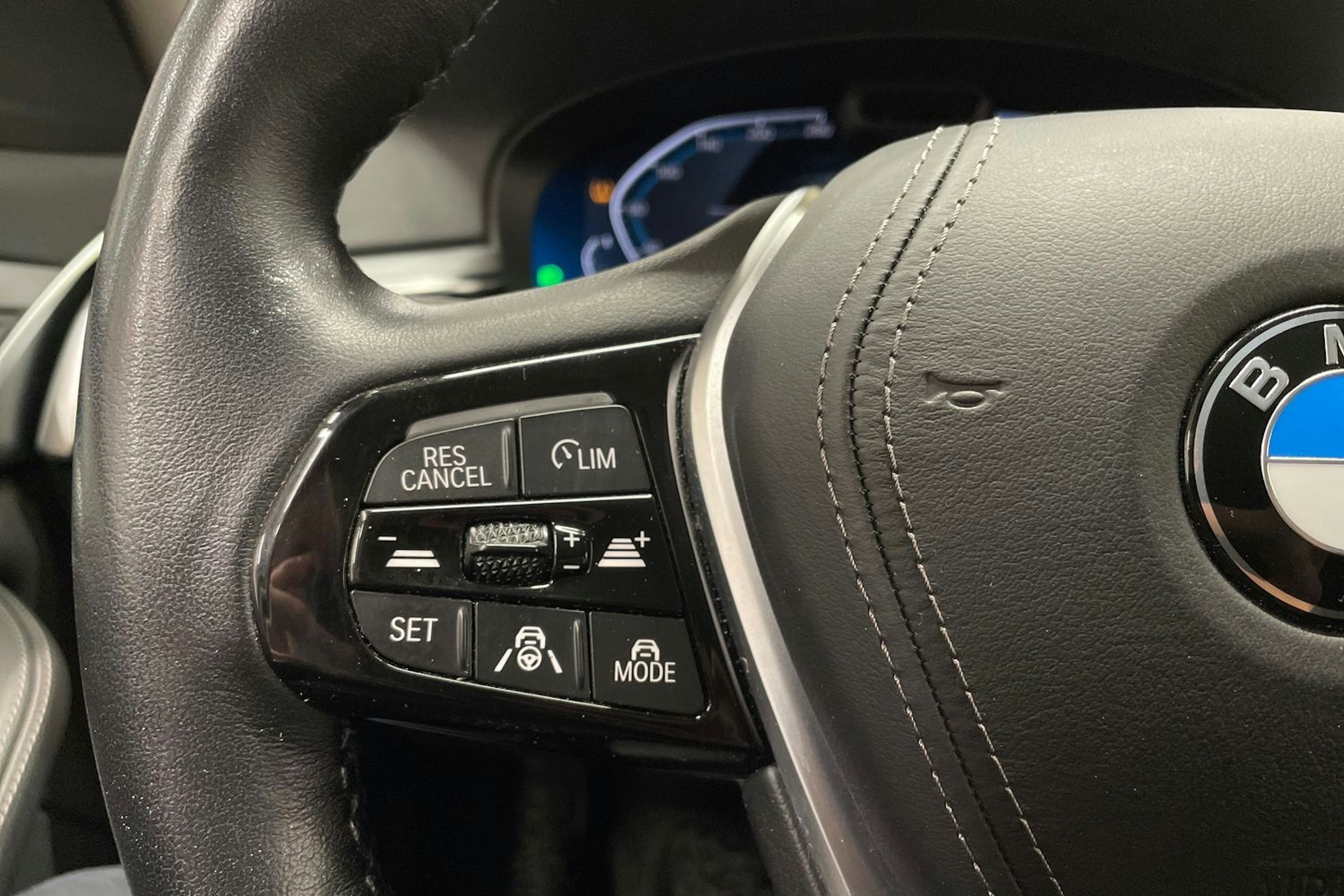 valkoinen BMW 530 2021 kuva 18.