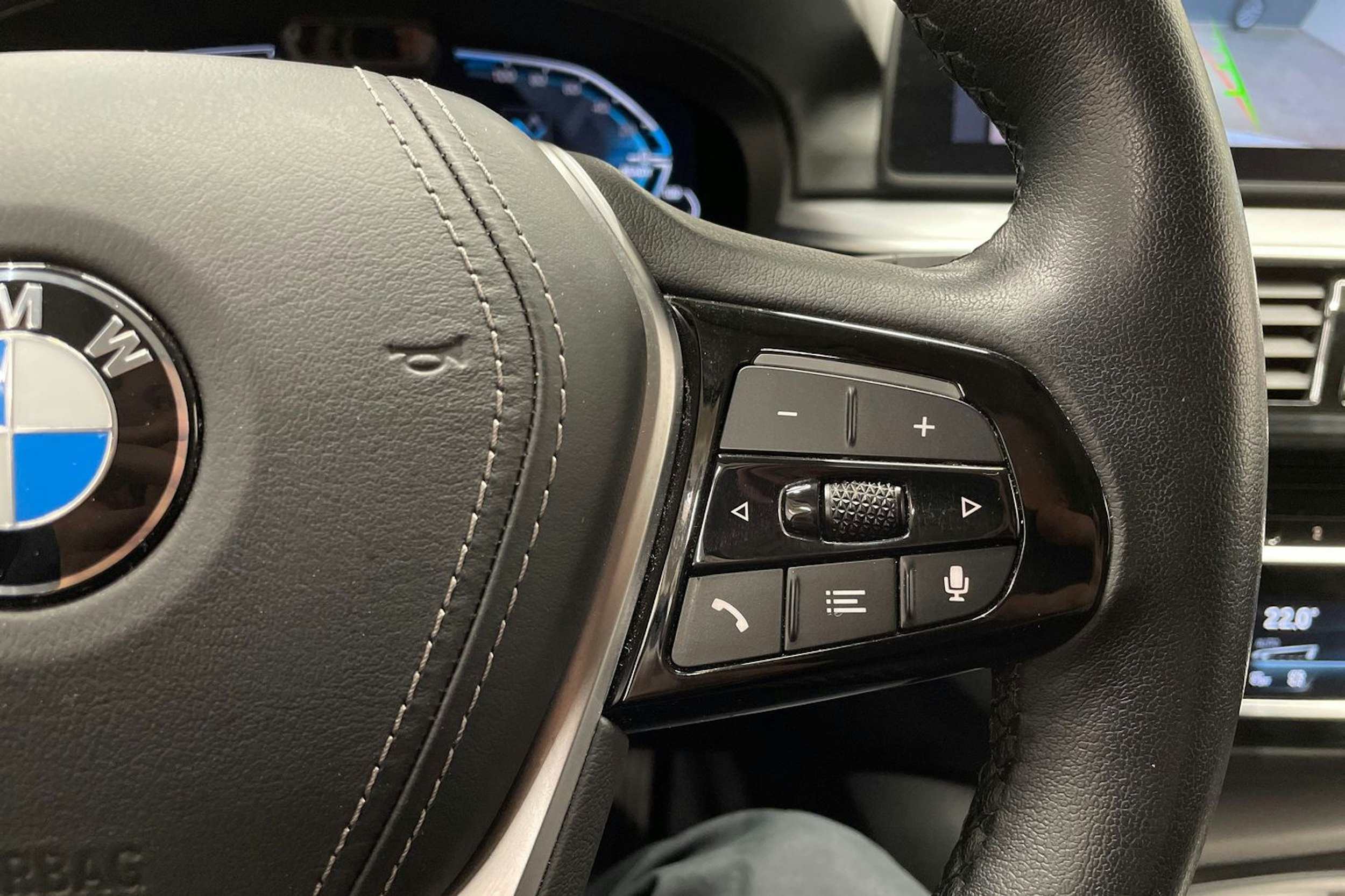 valkoinen BMW 530 2021 kuva 19.