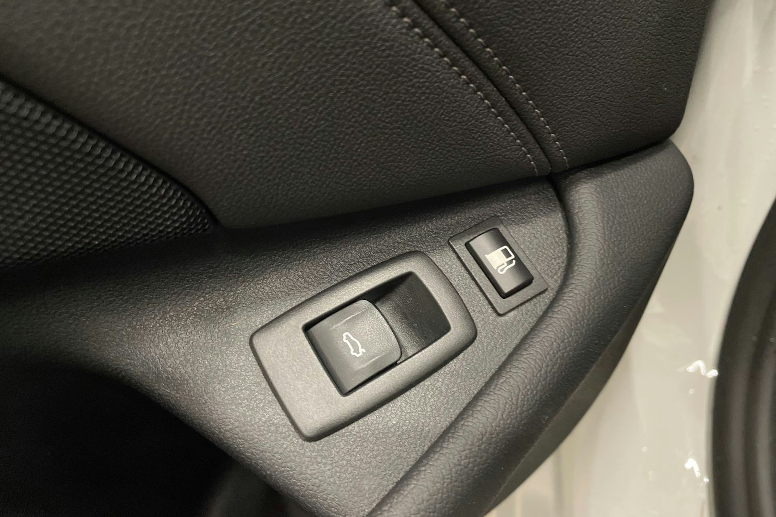 valkoinen BMW 530 2021 kuva 20.