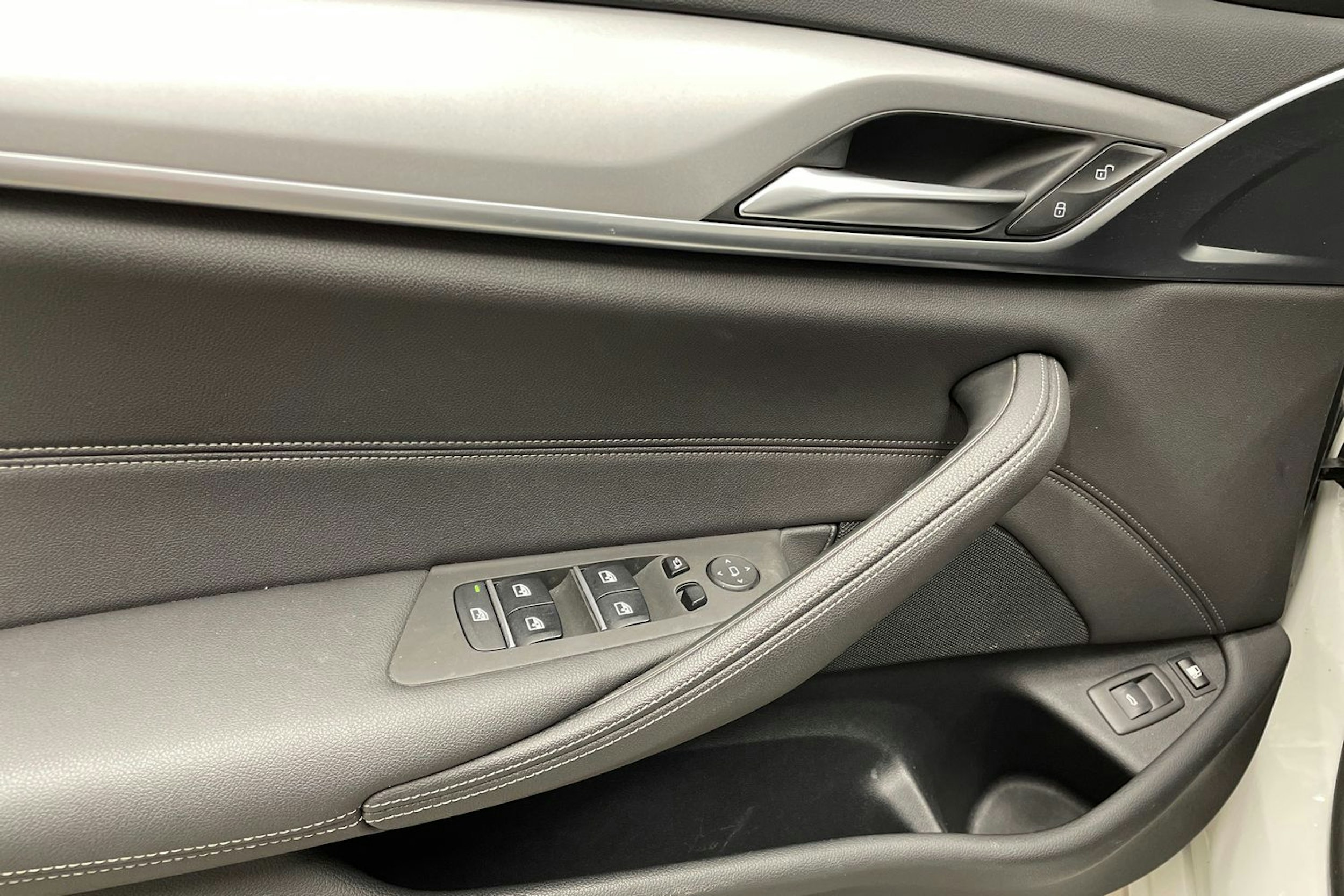 valkoinen BMW 530 2021 kuva 21.