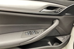 valkoinen BMW 530 2021 kuva 21.