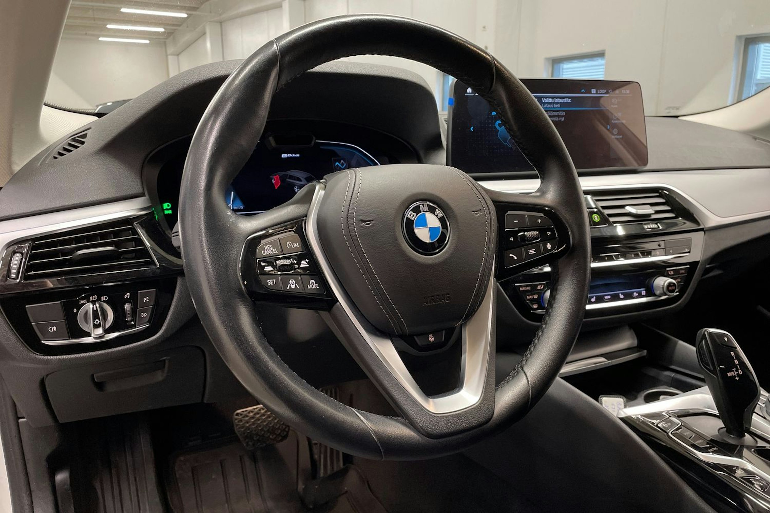 valkoinen BMW 530 2021 kuva 22.