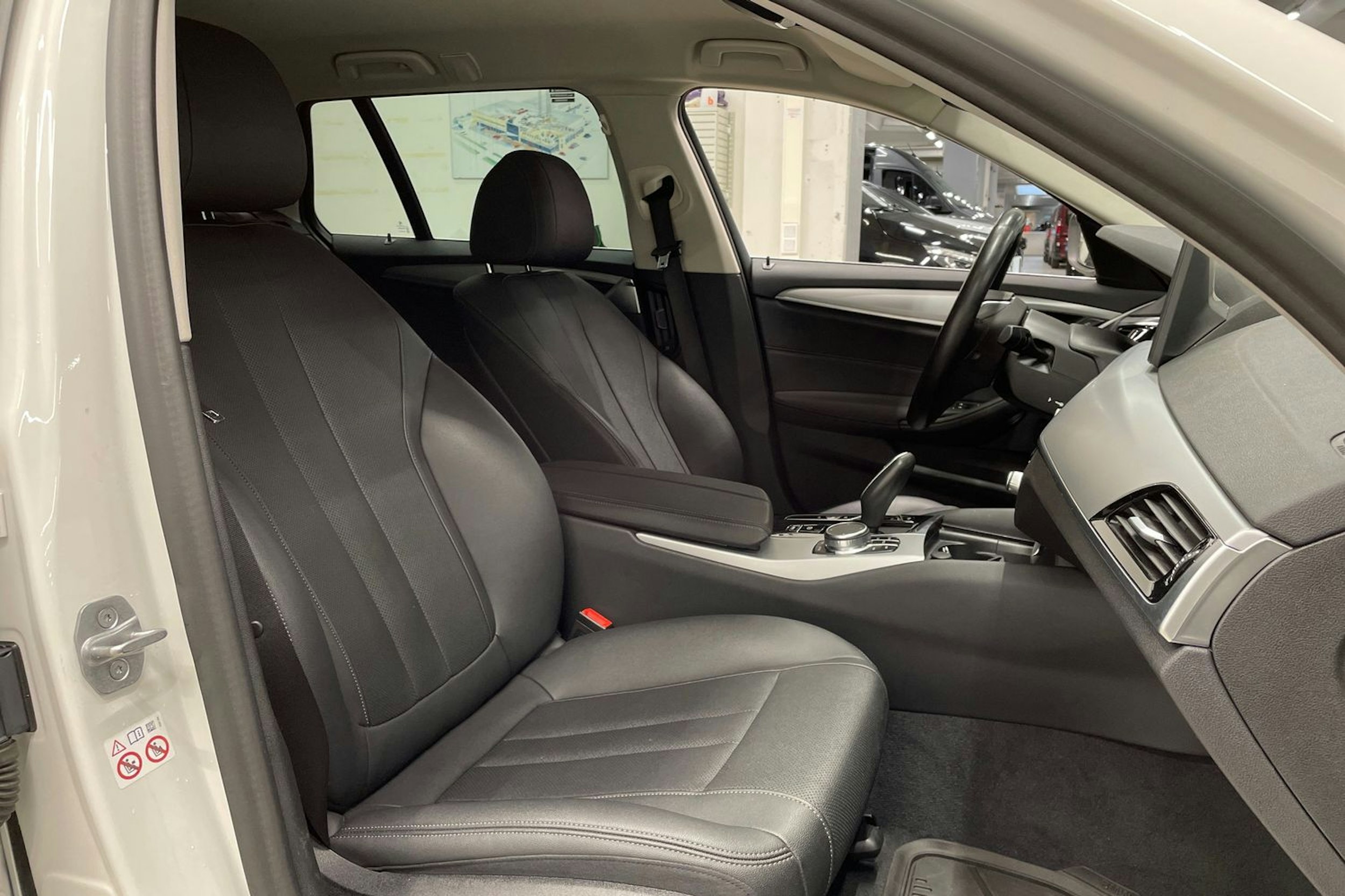 valkoinen BMW 530 2021 kuva 23.