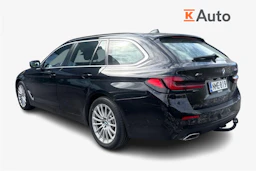 musta BMW 530 2021 kuva 2.