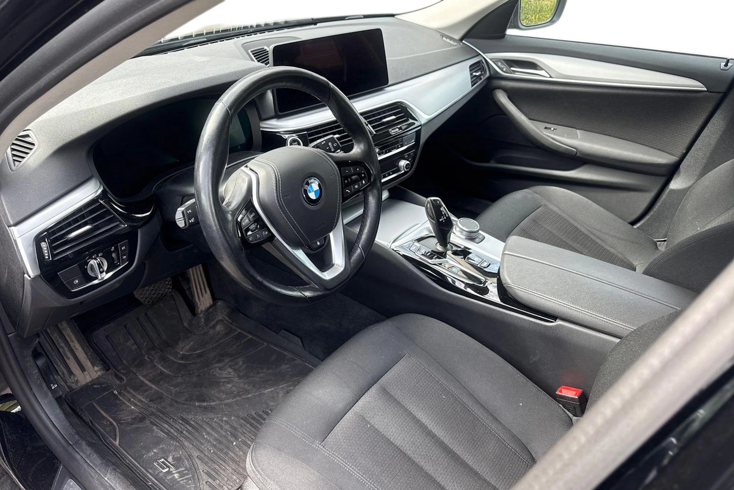 musta BMW 530 2021 kuva 3.