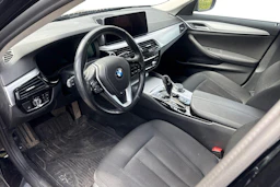 musta BMW 530 2021 kuva 3.