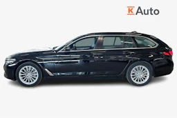 musta BMW 530 2021 kuva 5.