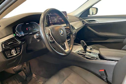 musta BMW 530 2021 kuva 6.
