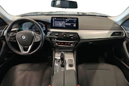 musta BMW 530 2021 kuva 7.