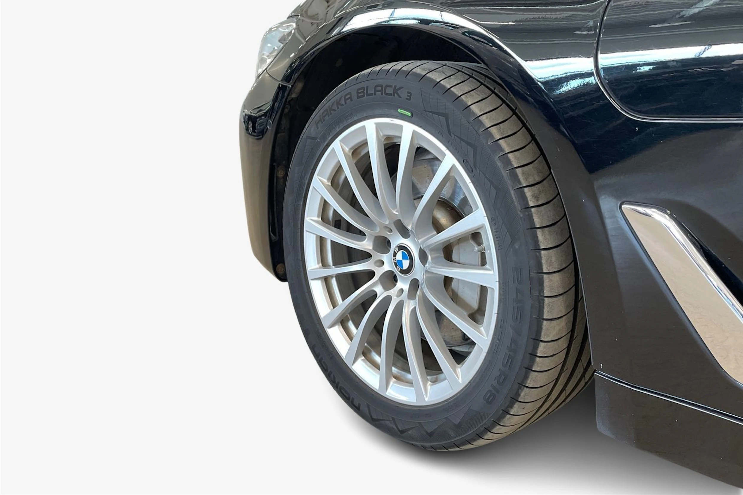 musta BMW 530 2021 kuva 9.