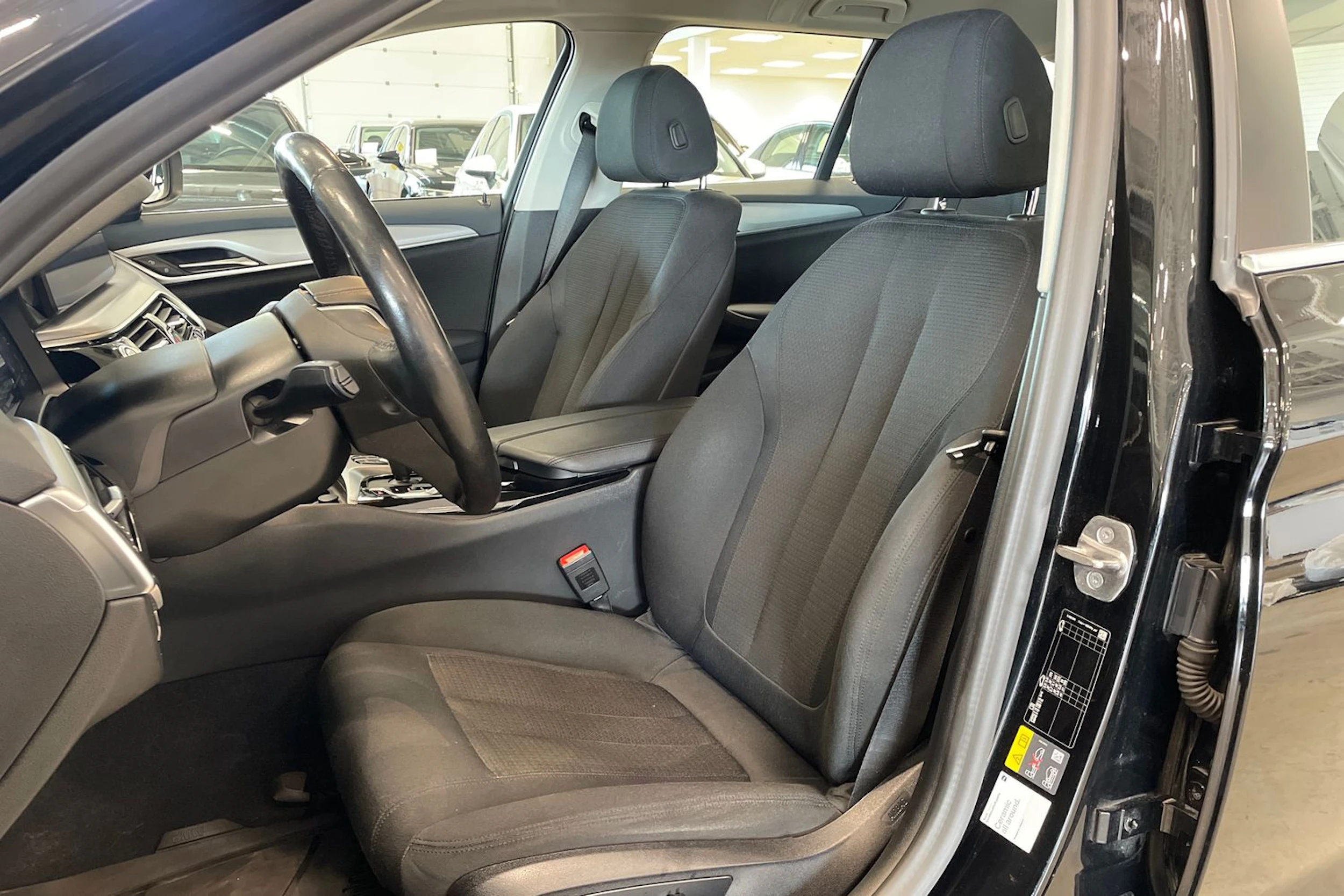 musta BMW 530 2021 kuva 11.