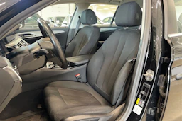 musta BMW 530 2021 kuva 11.