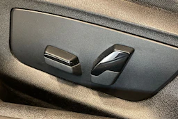 musta BMW 530 2021 kuva 12.