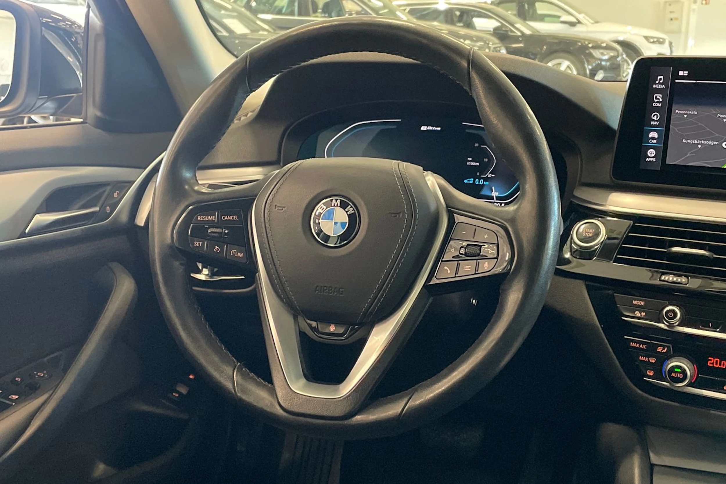 musta BMW 530 2021 kuva 13.
