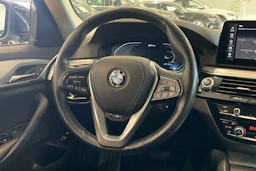 musta BMW 530 2021 kuva 13.