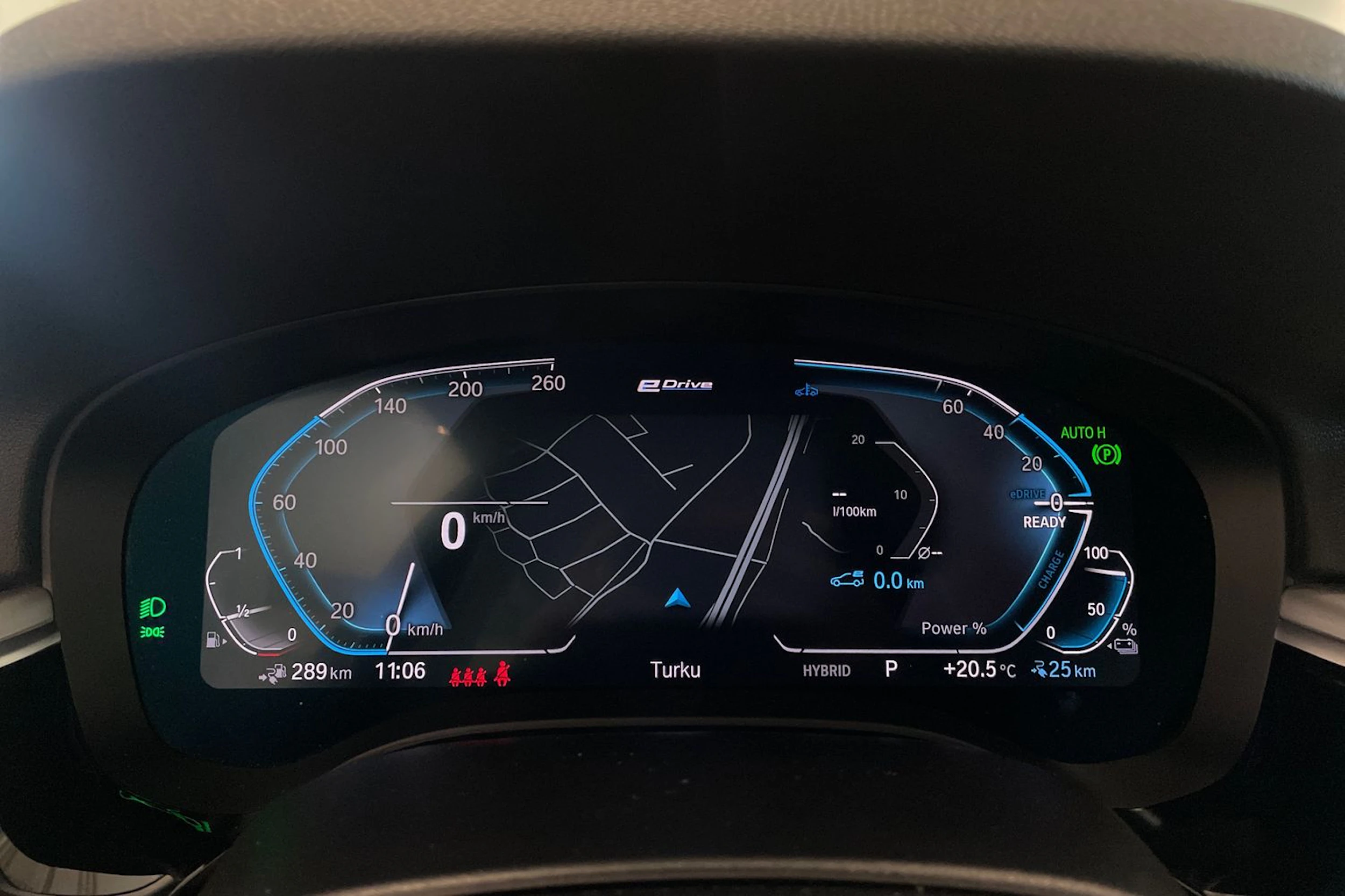 musta BMW 530 2021 kuva 14.