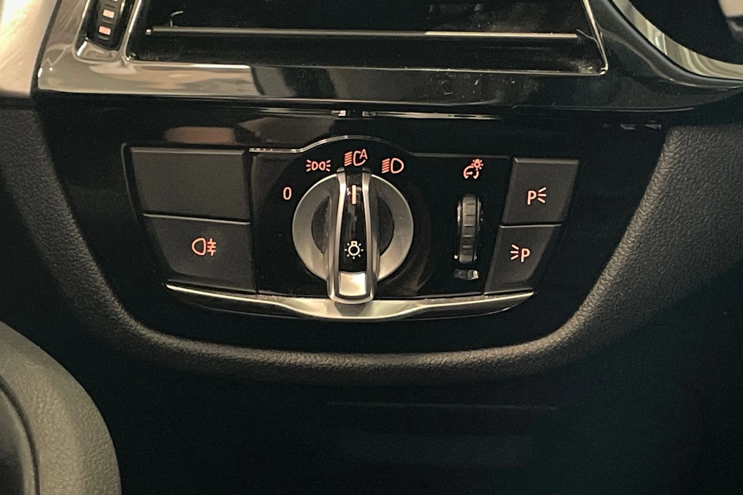 musta BMW 530 2021 kuva 17.