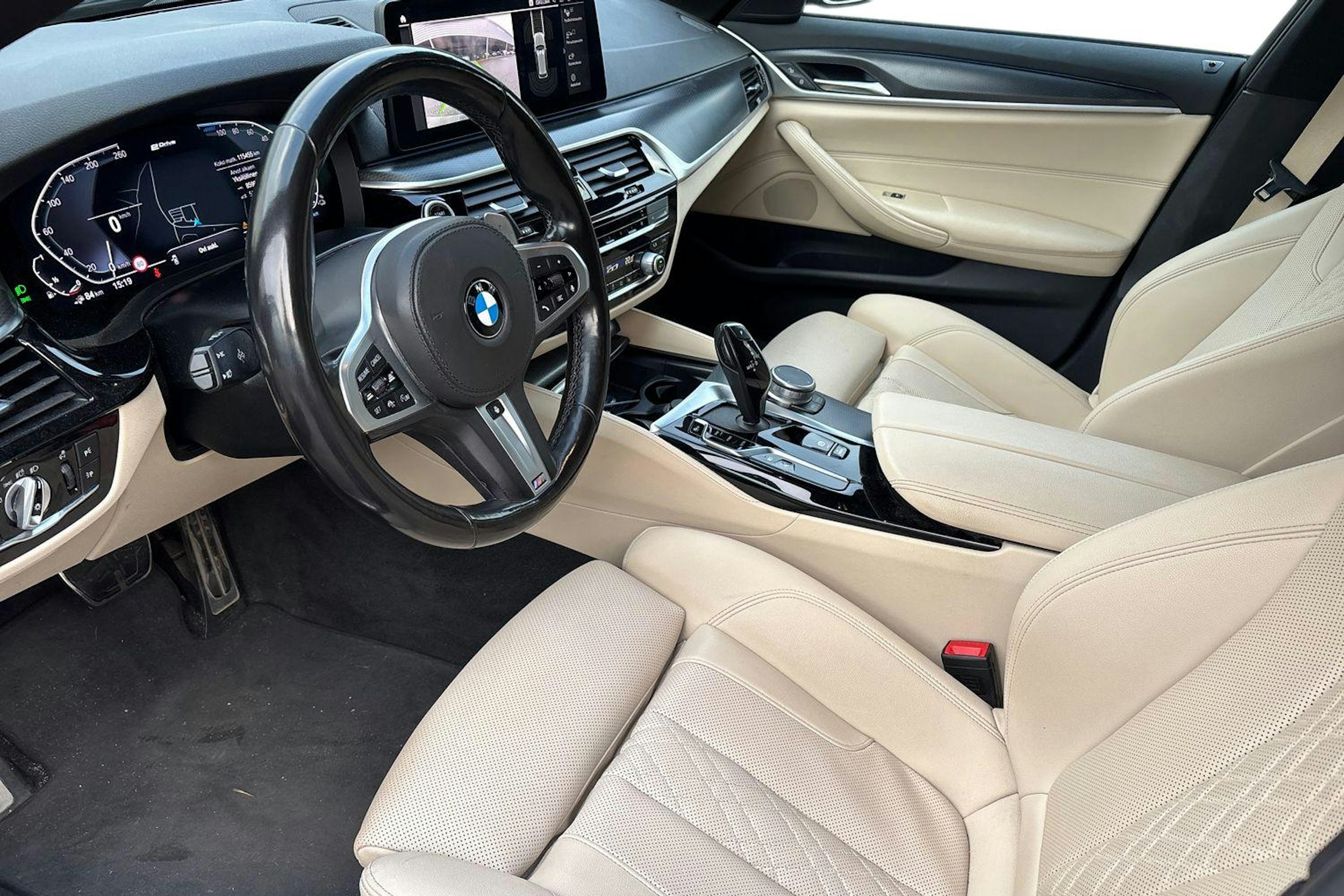 musta BMW 530 2021 kuva 3.