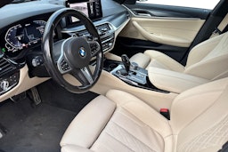 musta BMW 530 2021 kuva 3.