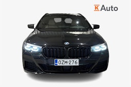 musta BMW 530 2021 kuva 5.