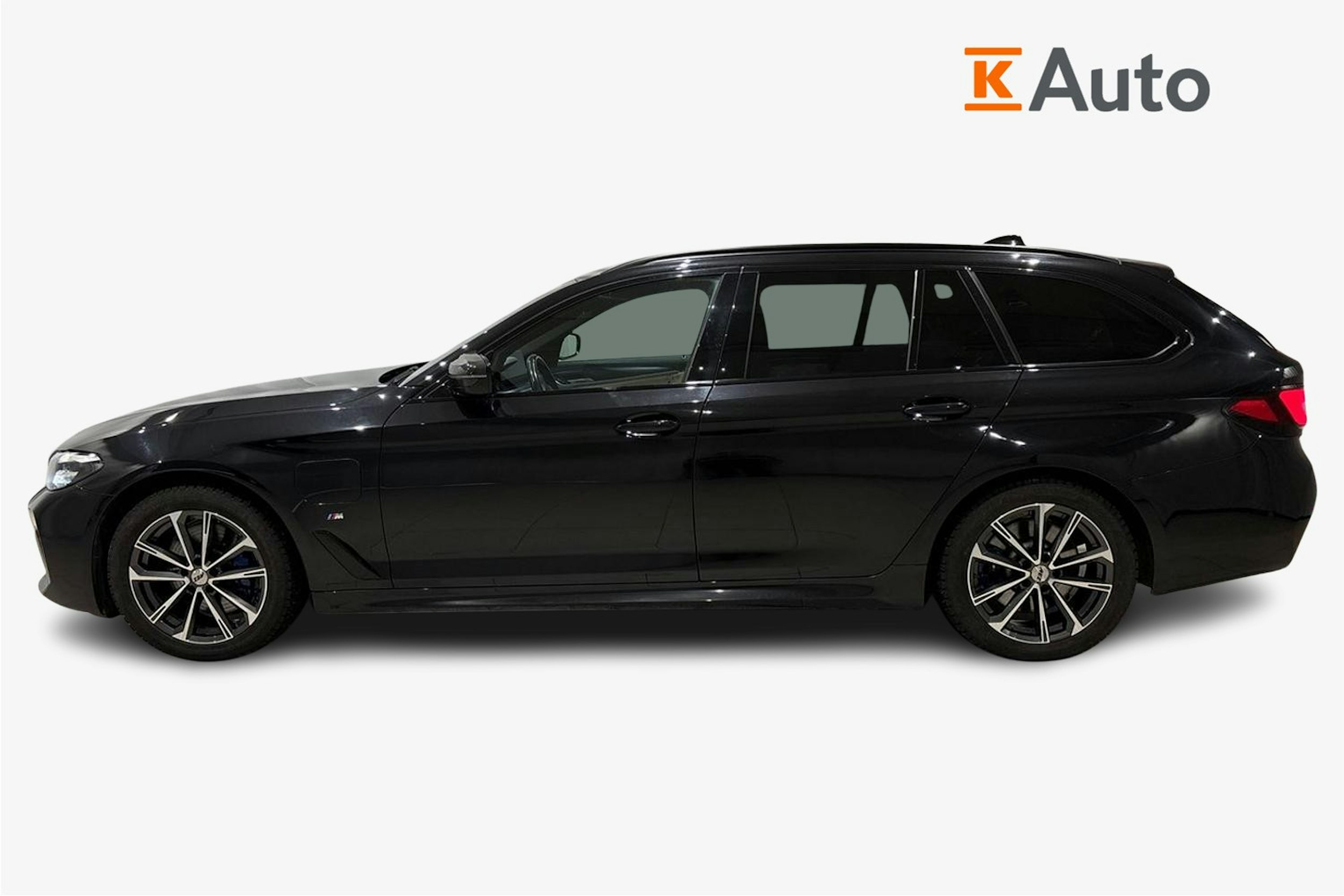 musta BMW 530 2021 kuva 6.