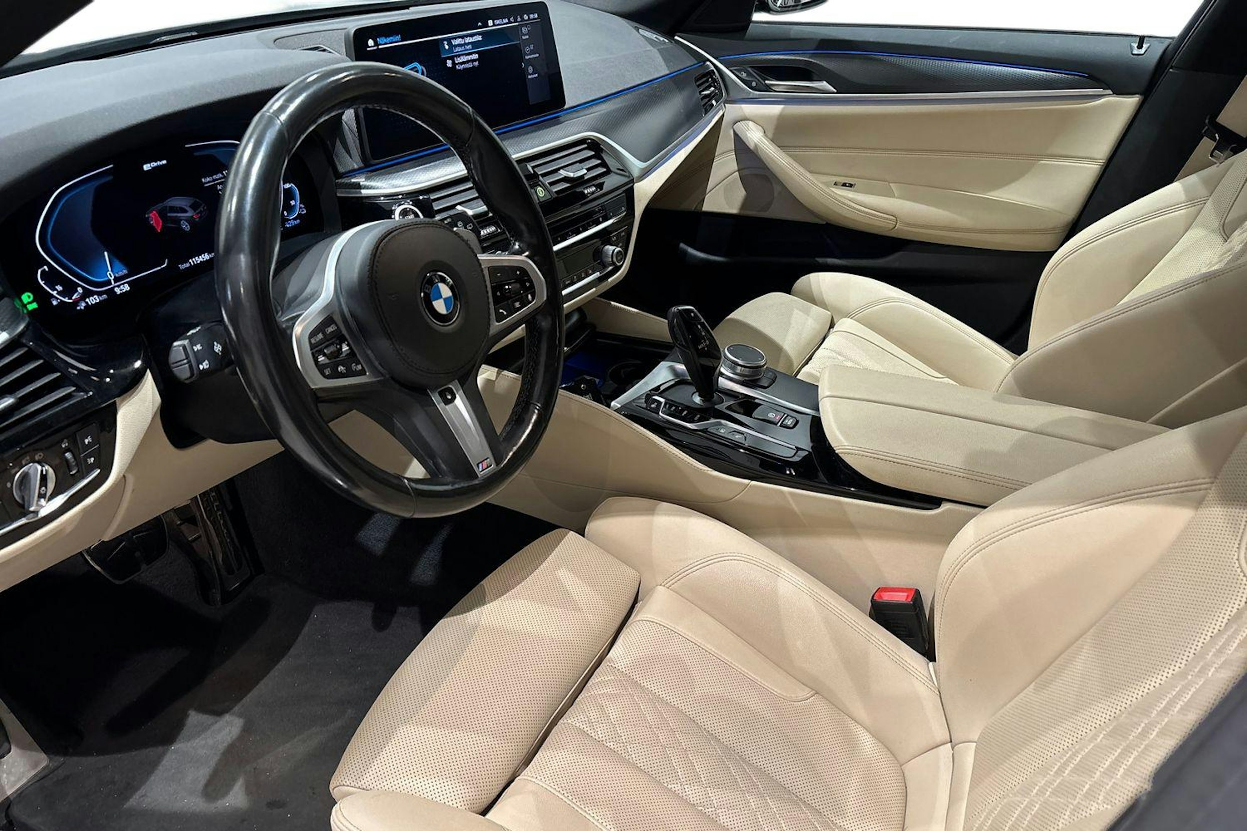 musta BMW 530 2021 kuva 7.