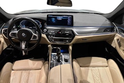 musta BMW 530 2021 kuva 9.