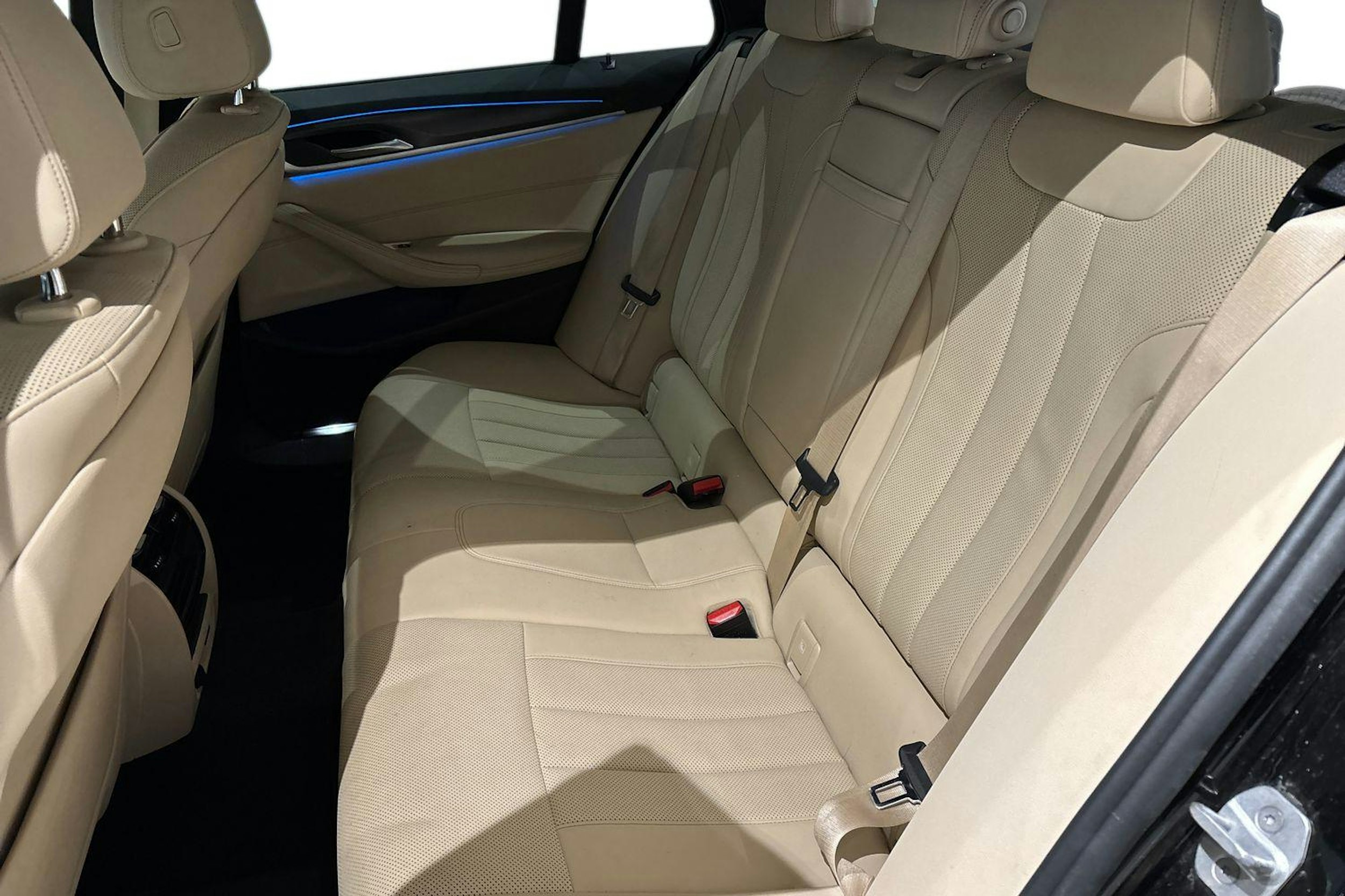 musta BMW 530 2021 kuva 10.