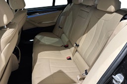 musta BMW 530 2021 kuva 10.