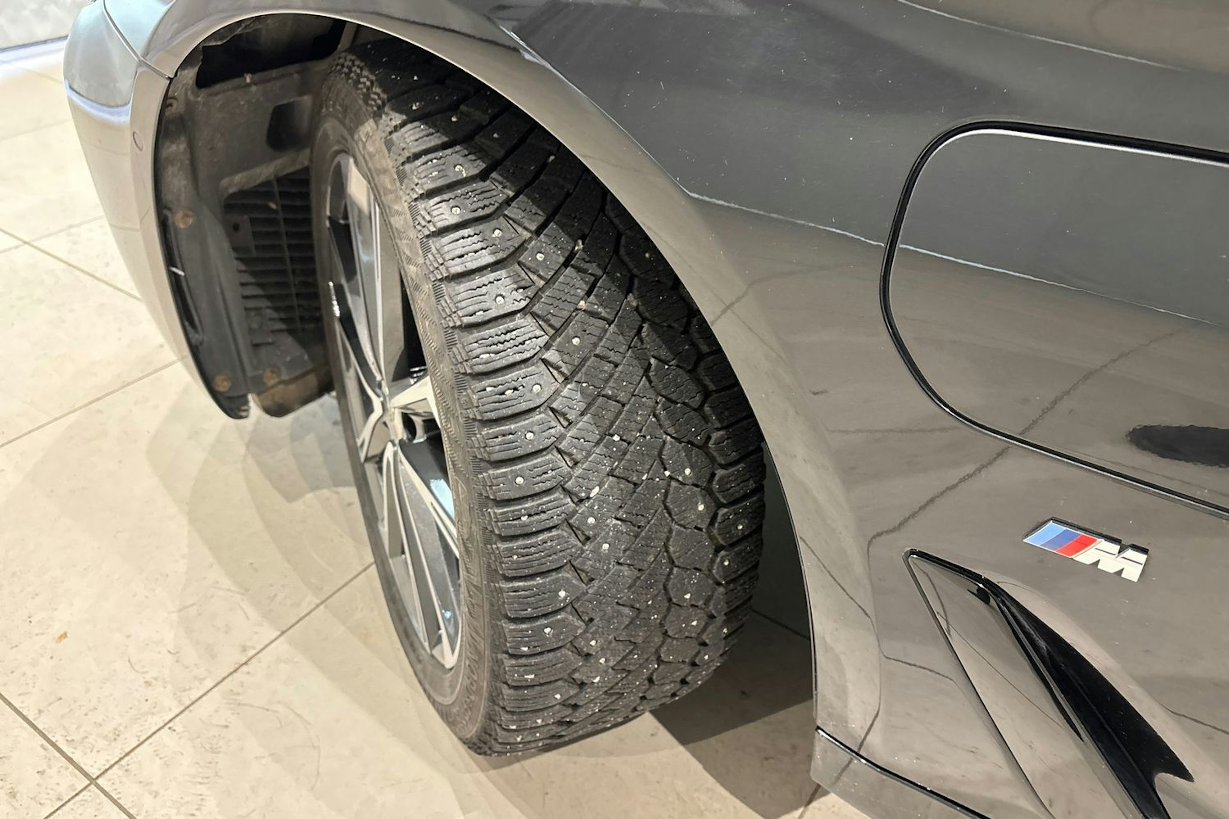 musta BMW 530 2021 kuva 13.