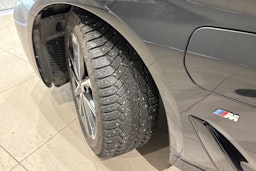 musta BMW 530 2021 kuva 13.