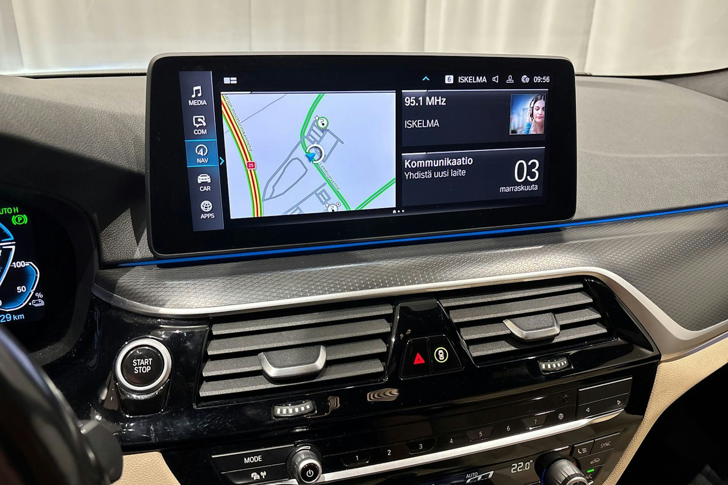 musta BMW 530 2021 kuva 16.