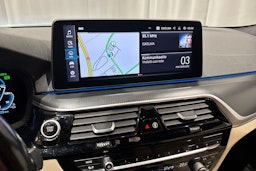 musta BMW 530 2021 kuva 16.