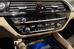 musta BMW 530 2021 kuva 17.