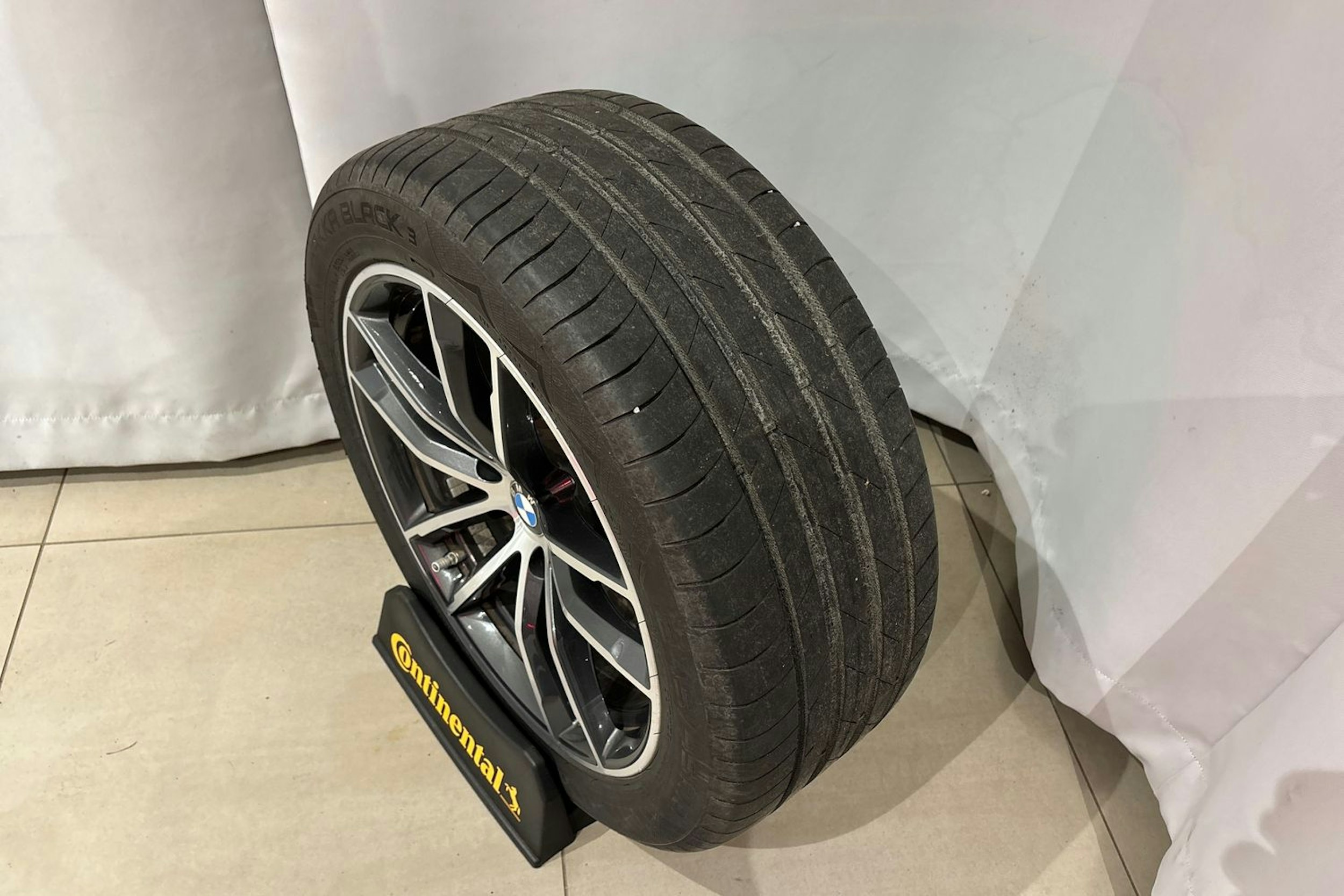 musta BMW 530 2021 kuva 21.