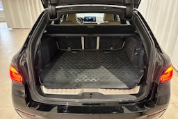 musta BMW 530 2021 kuva 22.