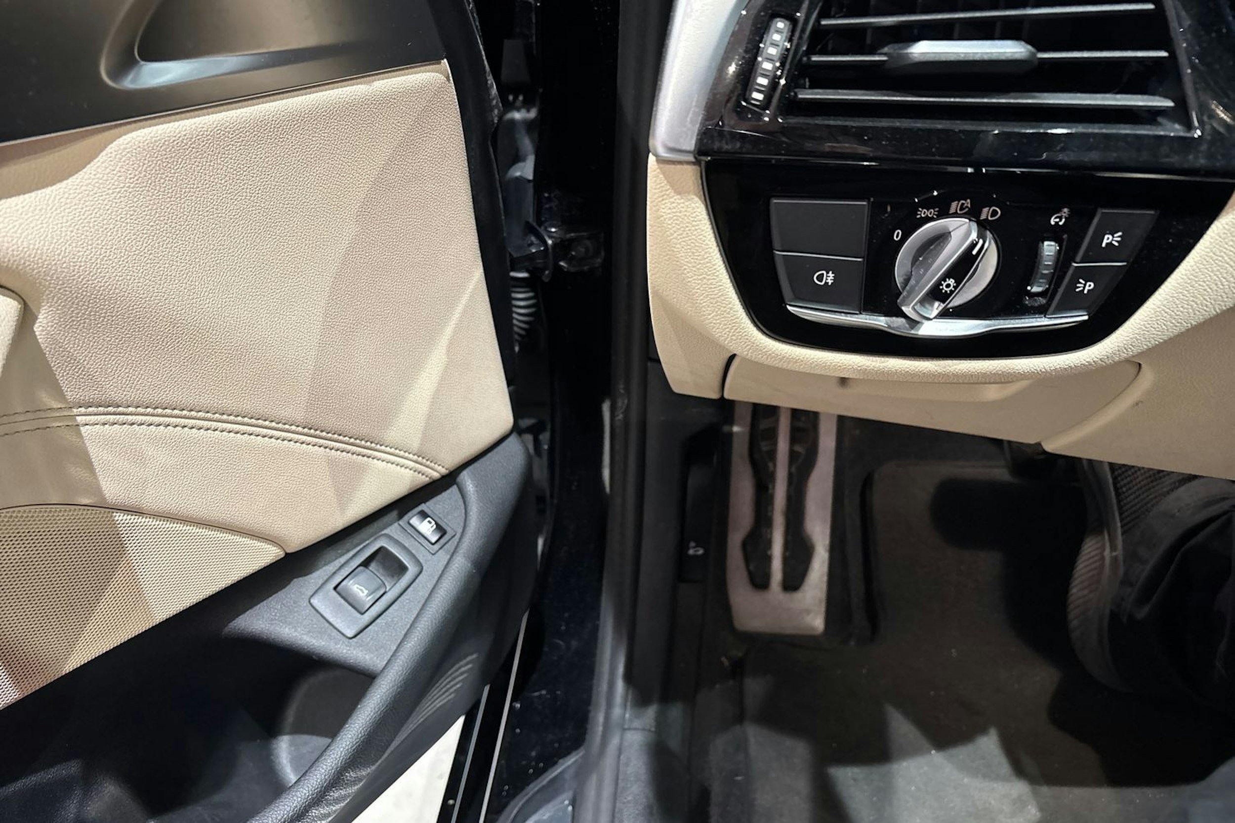 musta BMW 530 2021 kuva 30.