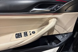 musta BMW 530 2021 kuva 31.