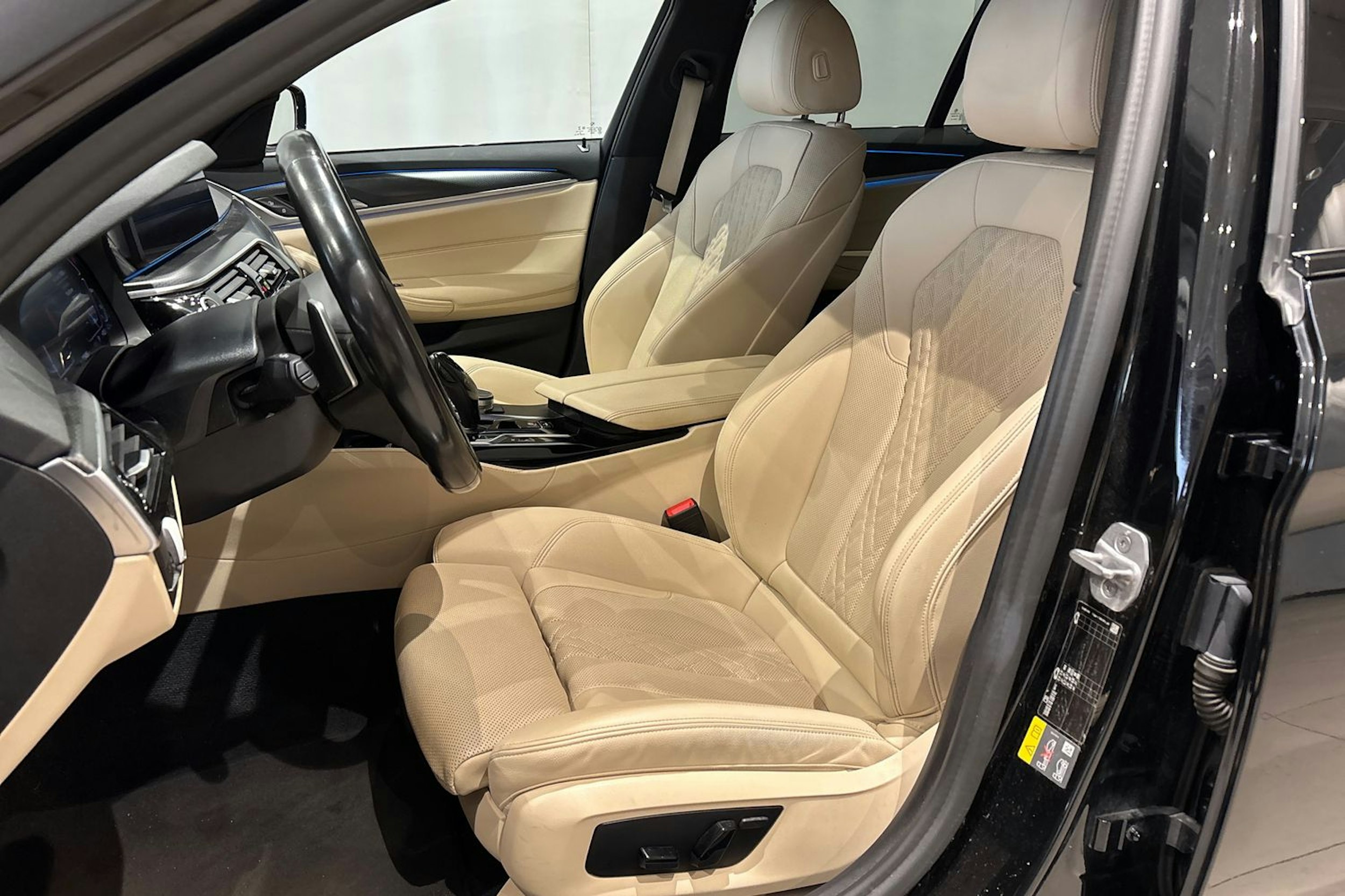 musta BMW 530 2021 kuva 32.