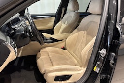 musta BMW 530 2021 kuva 32.