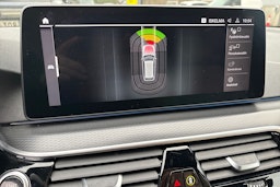 musta BMW 530 2021 kuva 35.