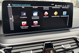 musta BMW 530 2021 kuva 39.