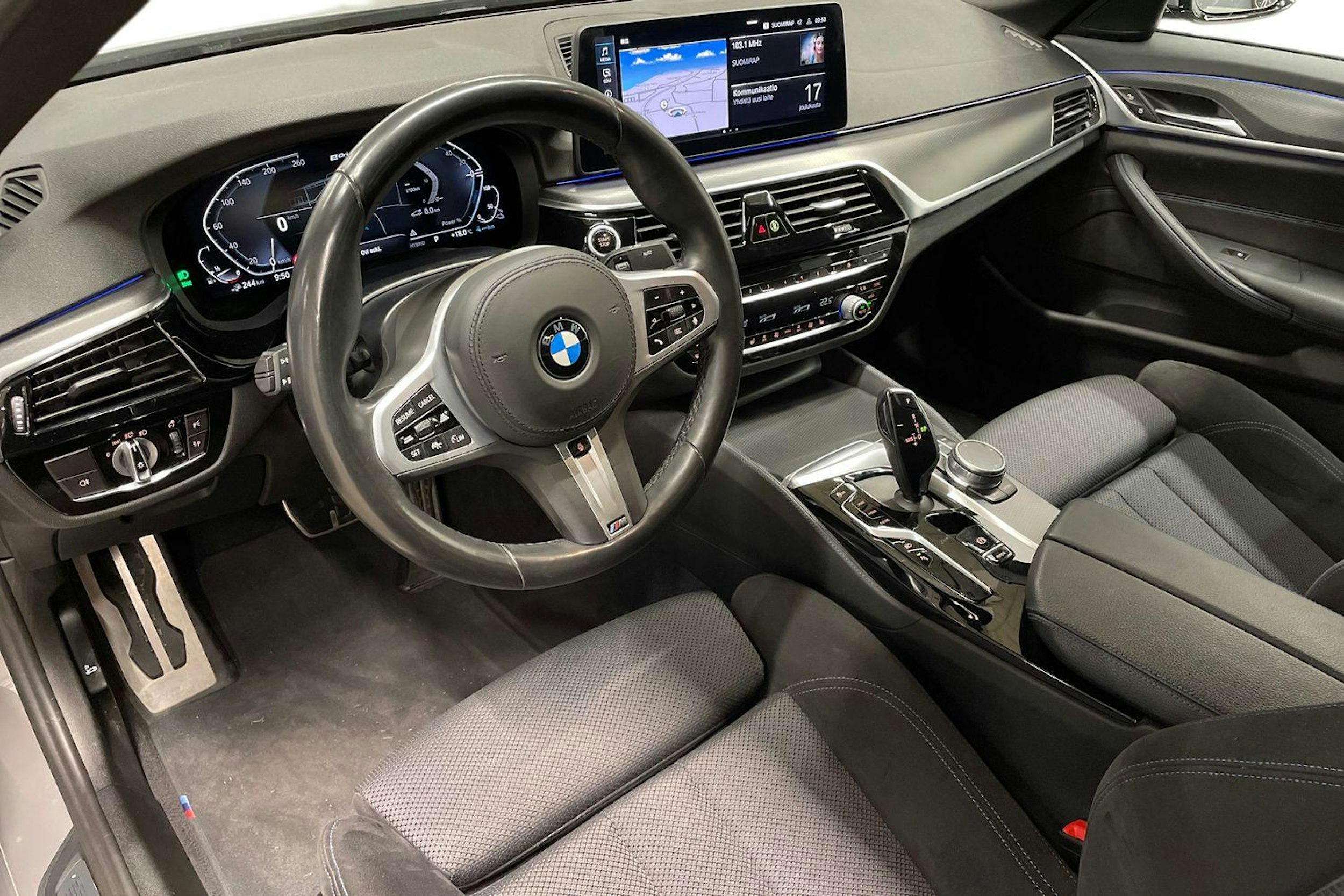 harmaa BMW 530 2021 kuva 7.