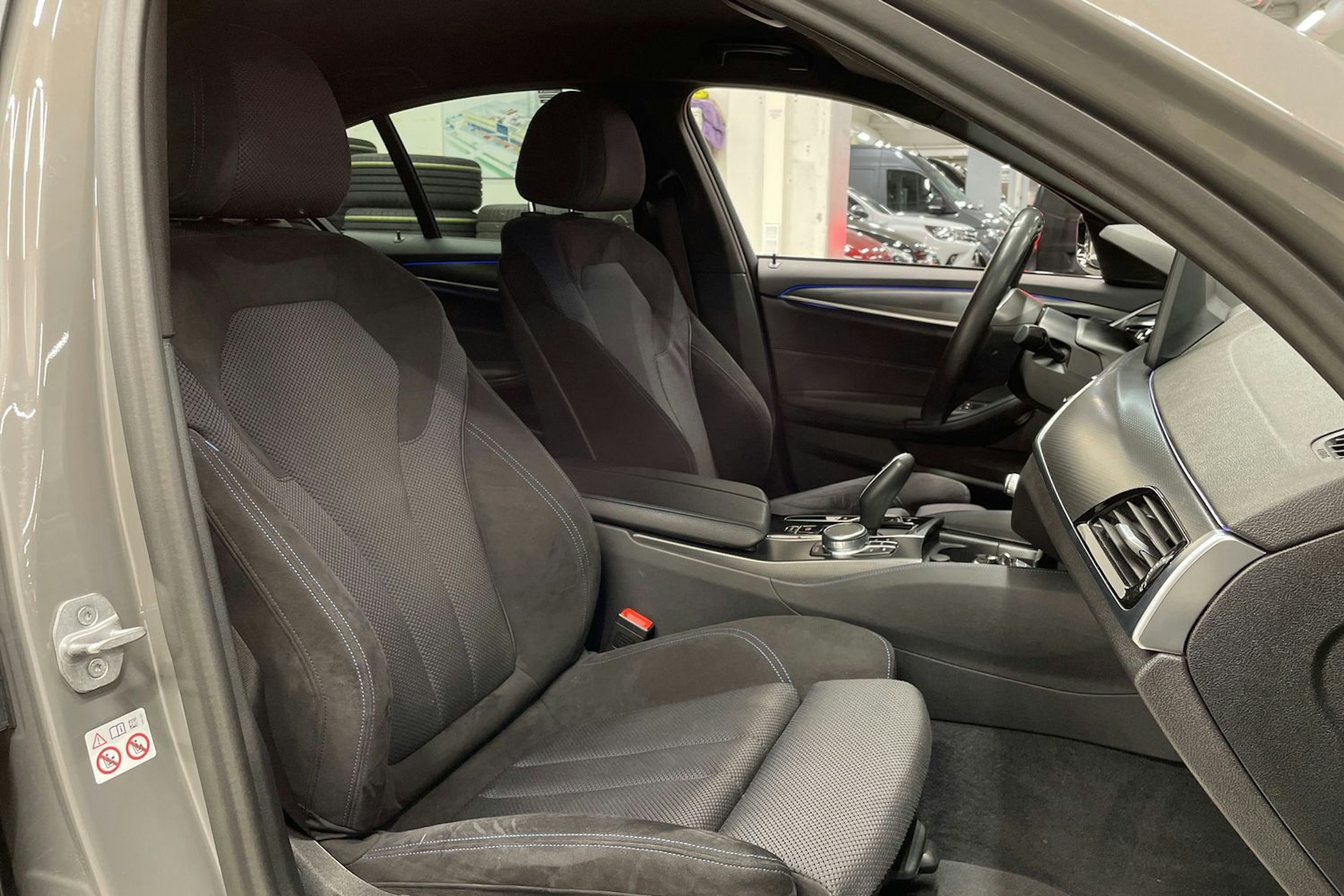 harmaa BMW 530 2021 kuva 32.