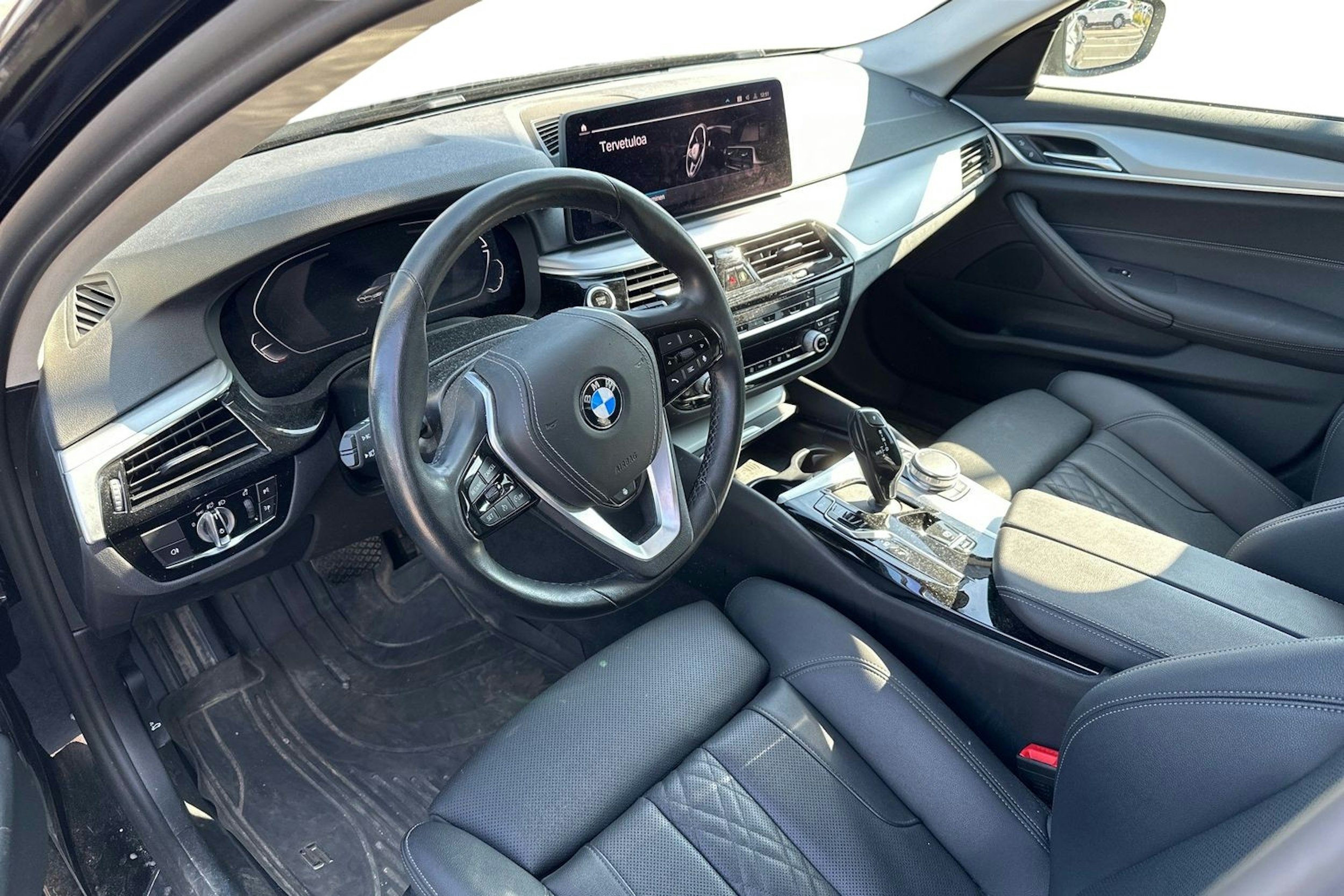 musta BMW 530 2021 kuva 3.
