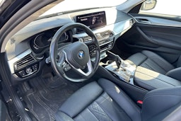 musta BMW 530 2021 kuva 3.