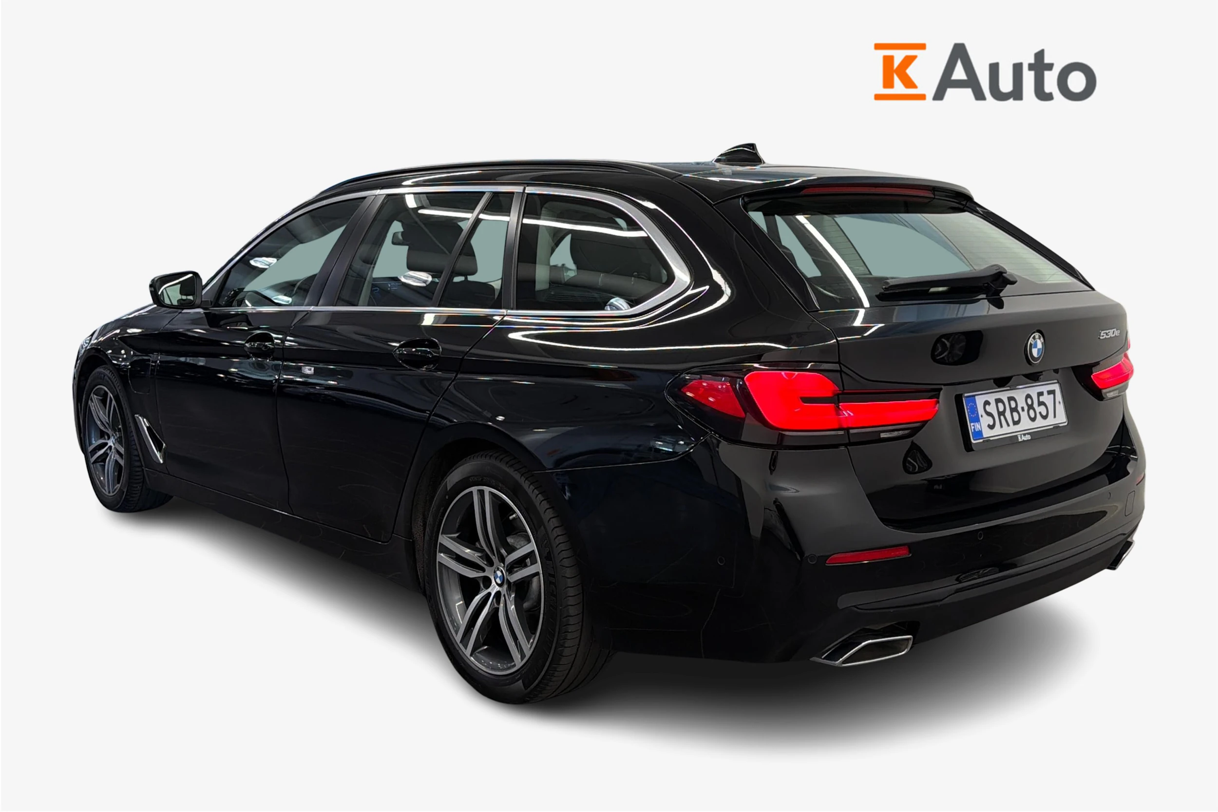 Musta BMW 530 2021 kuva 2.