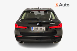 Musta BMW 530 2021 kuva 3.
