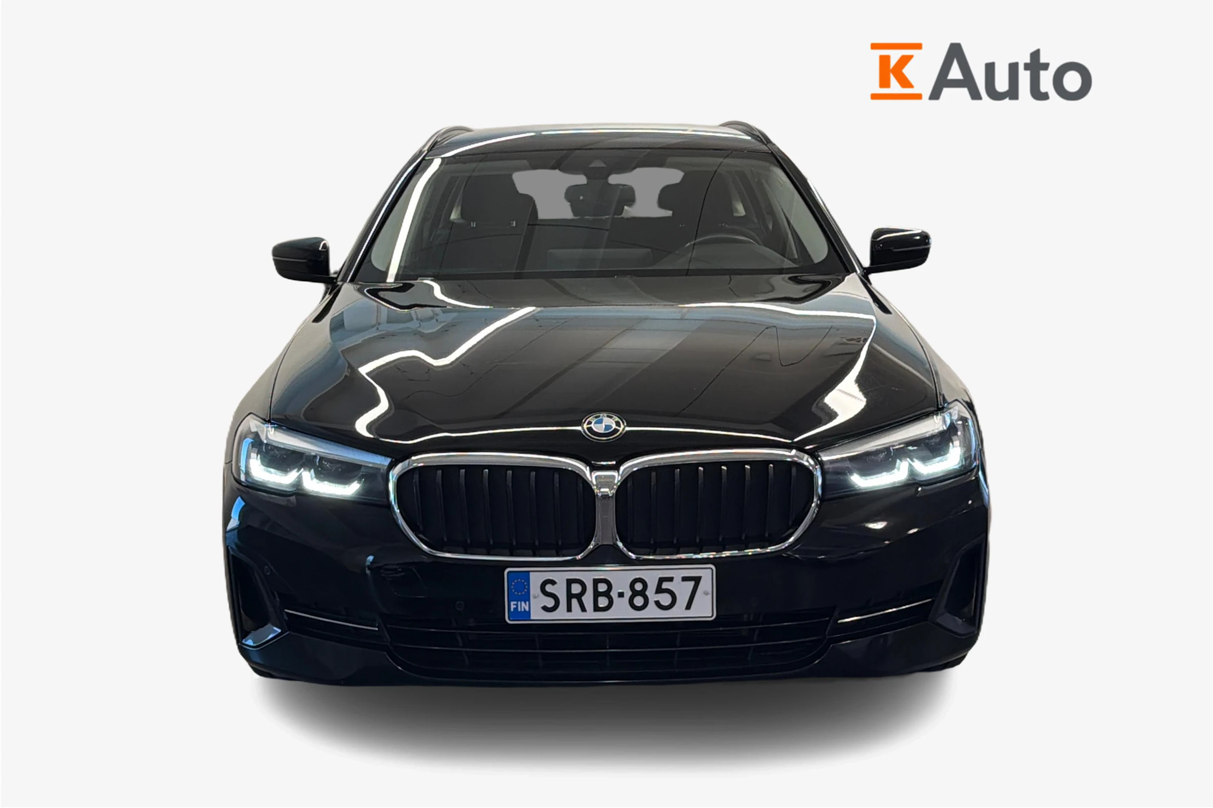 Musta BMW 530 2021 kuva 4.